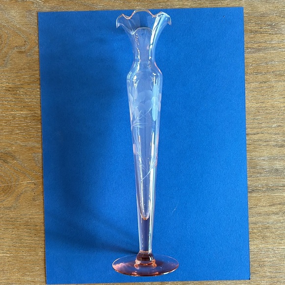 VINTAGE *one of a kind *dainty little glass vase - Picture 4 of 5